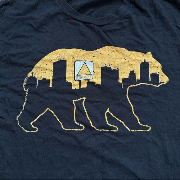 Men’s Boston Bruins Bear & Skyline + Fenway Short Sleeve T-Shirt - Picture 2 of 4